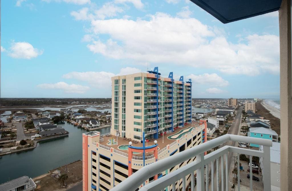 One-Bedroom Suite with Boulevard View room - Image 2