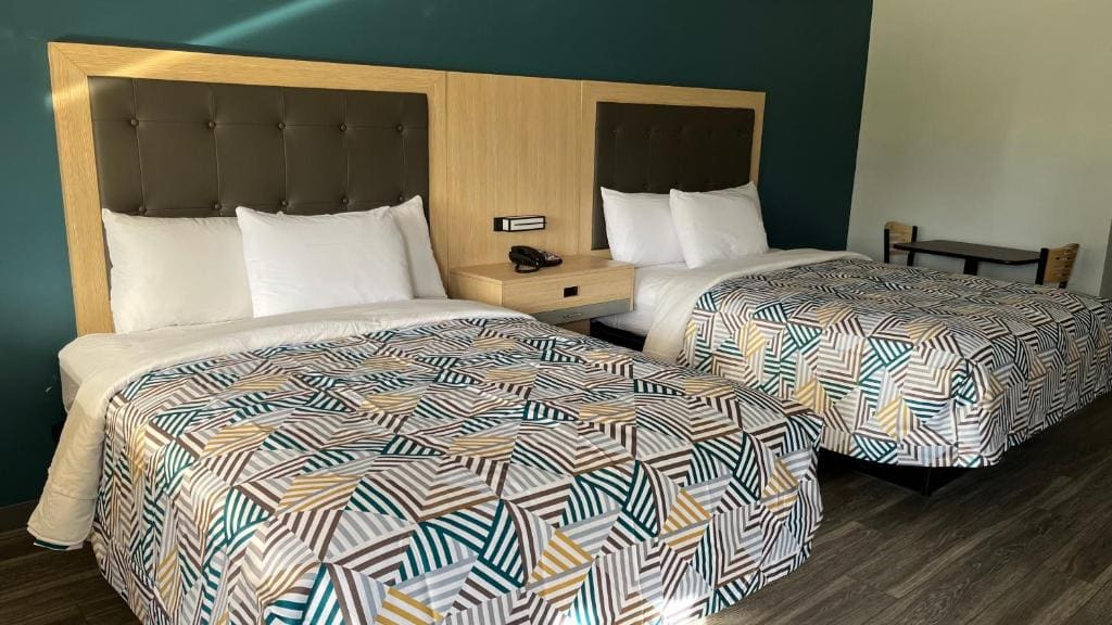Deluxe Queen Room with Two Queen Beds - Non-Smoking room - Image 2