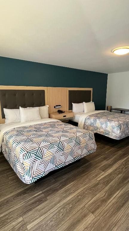 Deluxe Queen Room with Two Queen Beds - Non-Smoking room - Image 3