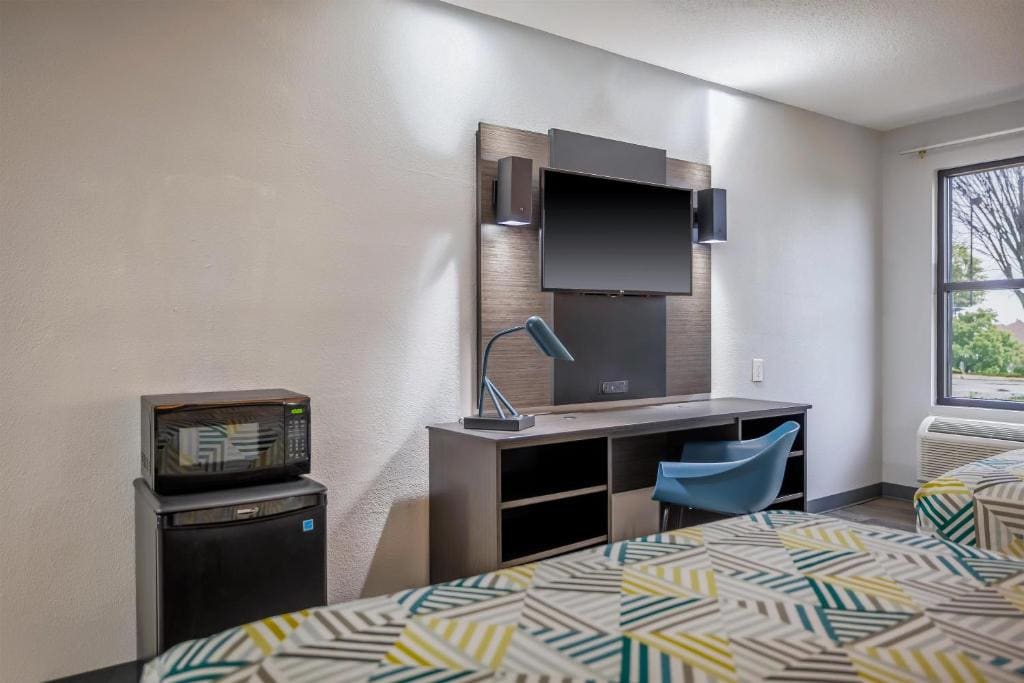 Deluxe Queen Room with Two Queen Beds - Non-Smoking room - Image 3