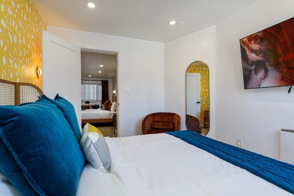 Deluxe King Suite room - Image 2