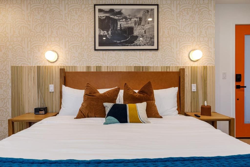 Deluxe King Room room - Image 2