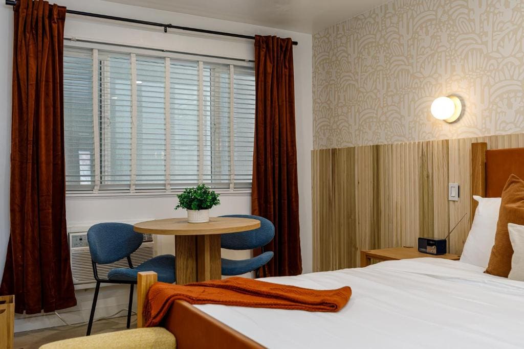 Deluxe King Suite room - Image 3