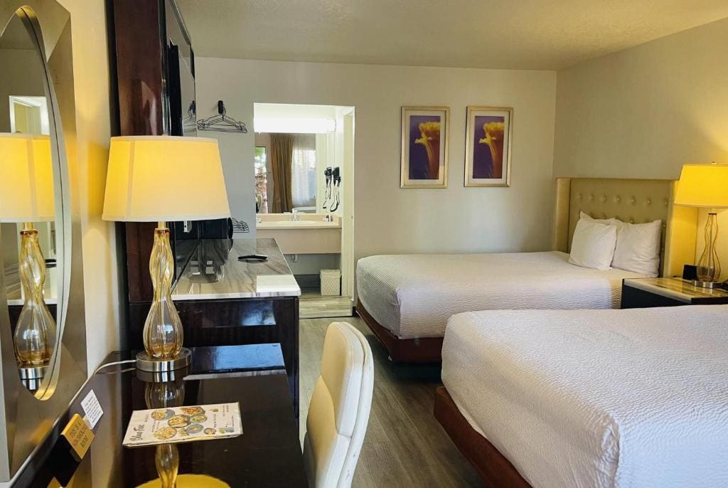 Queen Room with Two Queen Beds - Mobility Access/Non-Smoking room - Image 1