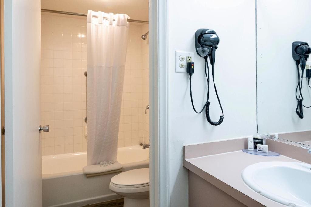 King Room - Mobility Access/Non-Smoking room - Image 2