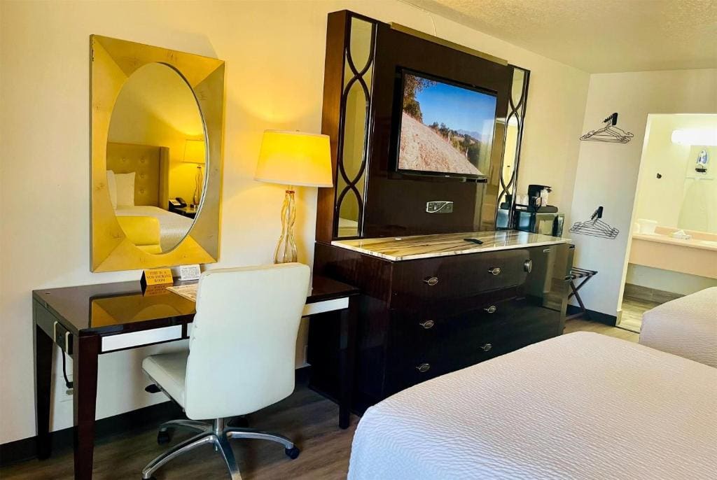 Queen Room with Two Queen Beds - Mobility Access/Non-Smoking room - Image 2
