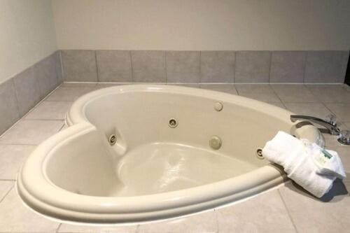 King Suite with Heart-Shaped Whirlpool room - Image 1