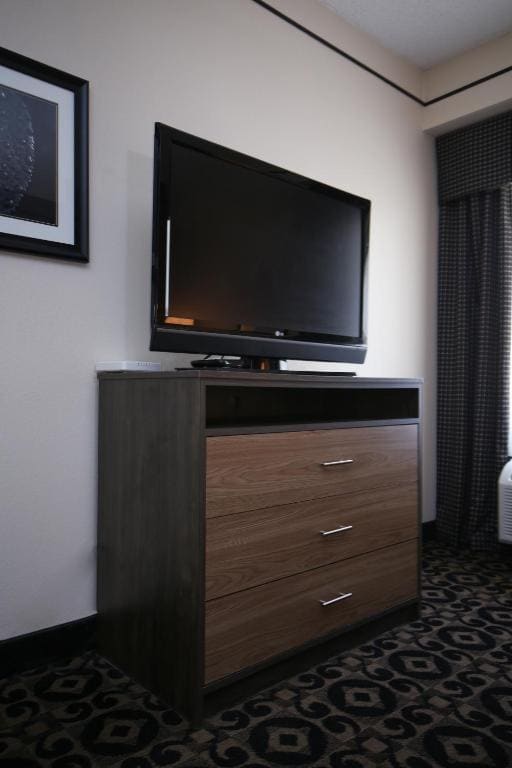 Standard Queen Room with Two Queen Beds room - Image 3