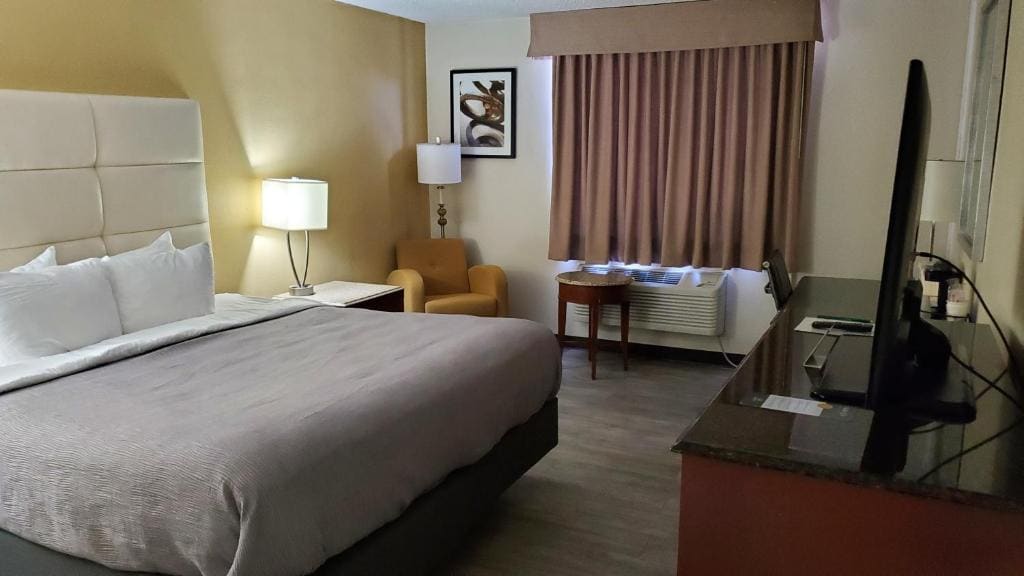 King Room with Accessible Tub - Disability Access/Non-Smoking room - Image 2