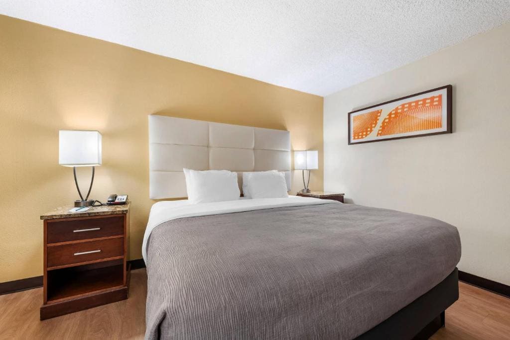 King Room with Accessible Tub - Disability Access/Non-Smoking room - Image 3