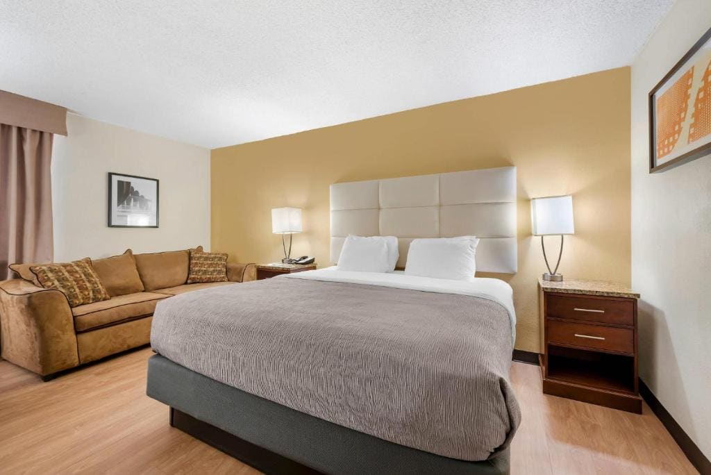 King Room with Accessible Tub - Disability Access/Non-Smoking room - Image 1