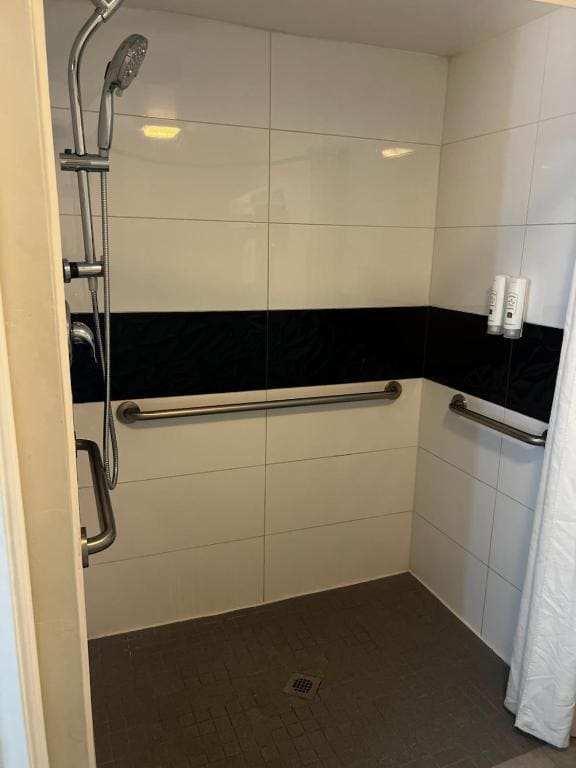 Queen Suite with Two Queen Beds and Roll in Shower - Accessible/Non-Smoking room - Image 2