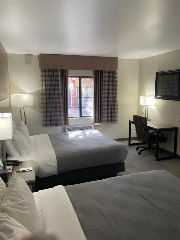 Queen Room with Two Queen Beds - Disability Access/Non-Smoking room - Image 2