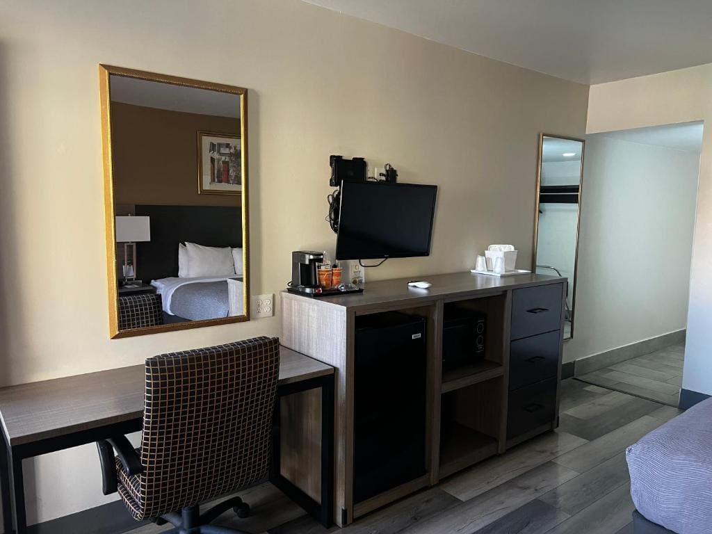 Queen Suite with Sitting Area - Smoking room - Image 3