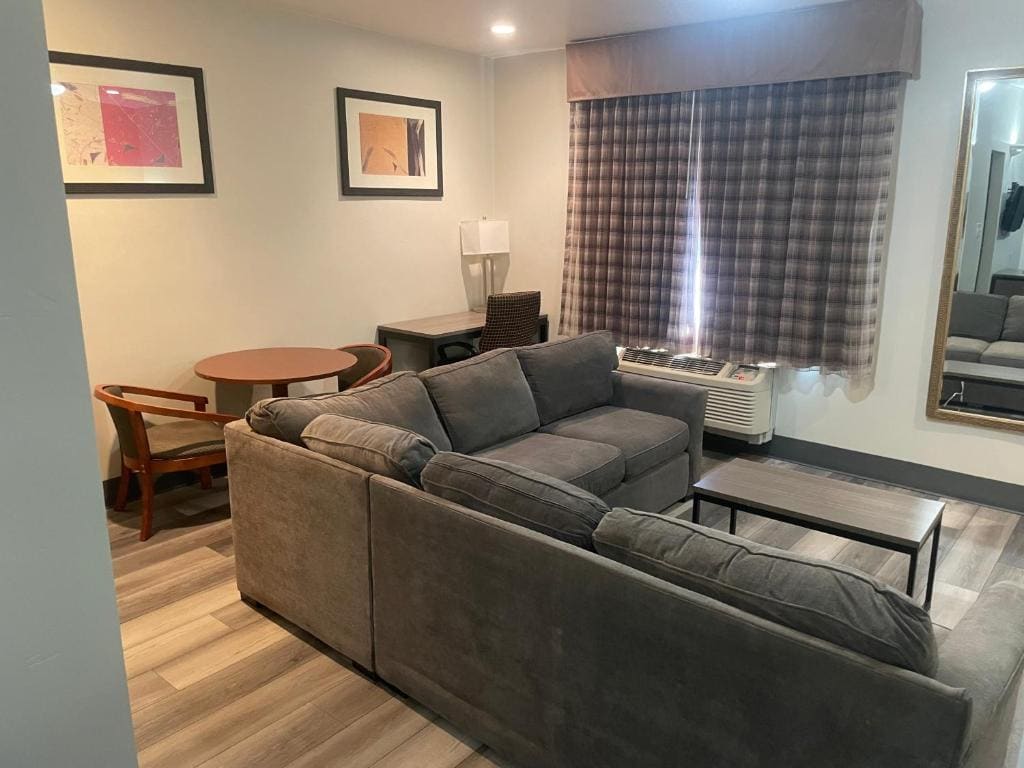 Two-Bedroom King Suite with Living Room - Non-Smoking room - Image 3