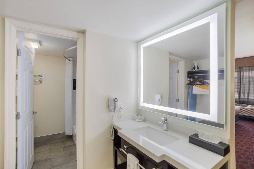 Queen Suite with Sitting Area - Smoking room - Image 2