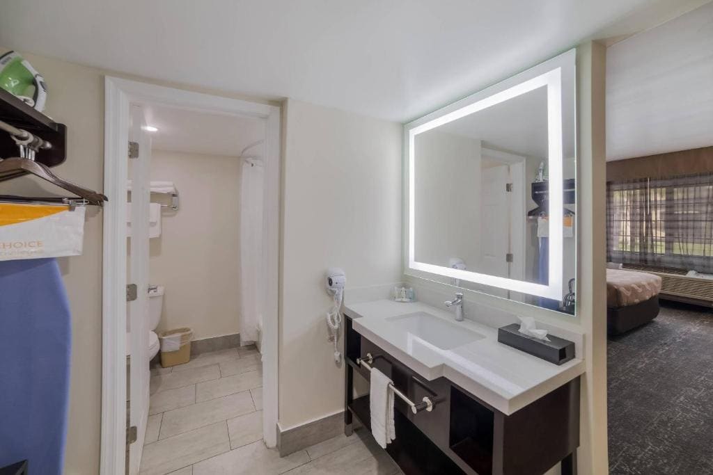 Queen Room with Two Queen Beds - Non-Smoking room - Image 1
