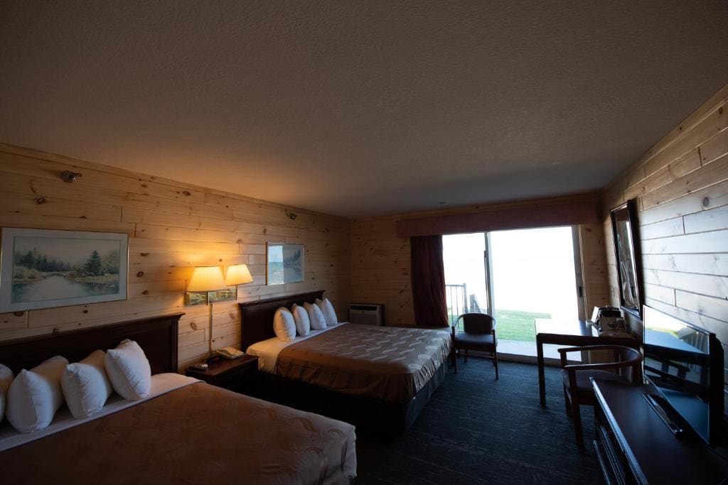Queen Room with Two Queen Beds room - Image 3
