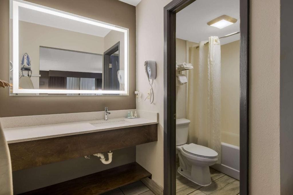 Standard Double Room with Two Double Beds - Non Smoking room - Image 3