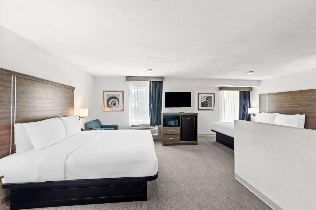 King Suite with Two King Beds - Non Smoking room - Image 1
