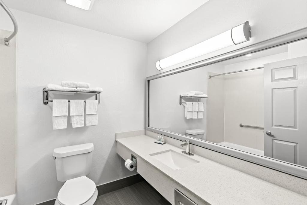 Queen Room with Two Queen Beds - Non-Smoking room - Image 3