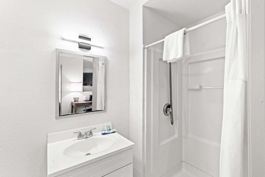 Queen Room with Two Queen Beds - Non-Smoking room - Image 2