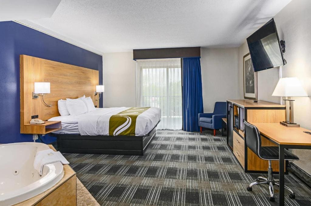 Queen Room with Two Queen Beds - Non Smoking room - Image 2