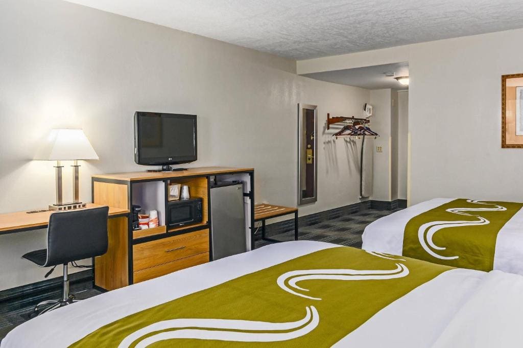 Queen Room with Two Queen Beds - Non Smoking room - Image 3
