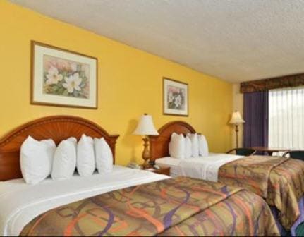 Queen Room with Two Queen Beds - Non-Smoking room - Image 3