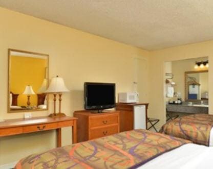 Queen Room with Two Queen Beds - Non-Smoking room - Image 2