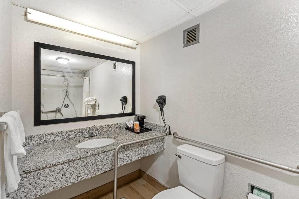 Queen Room with Two Queen Beds - Accessible/Non-Smoking room - Image 1