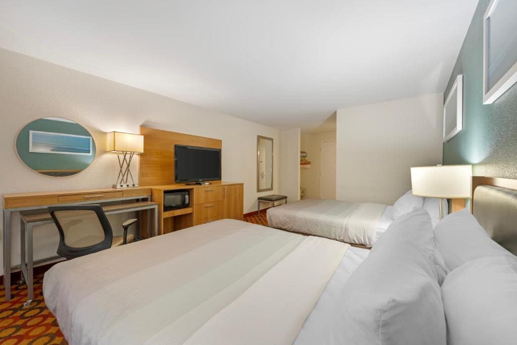 Queen Room with Two Queen Beds - Non-Smoking room - Image 1