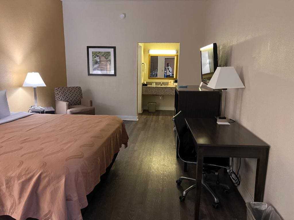 King Room - Accessible/Non-Smoking room - Image 3
