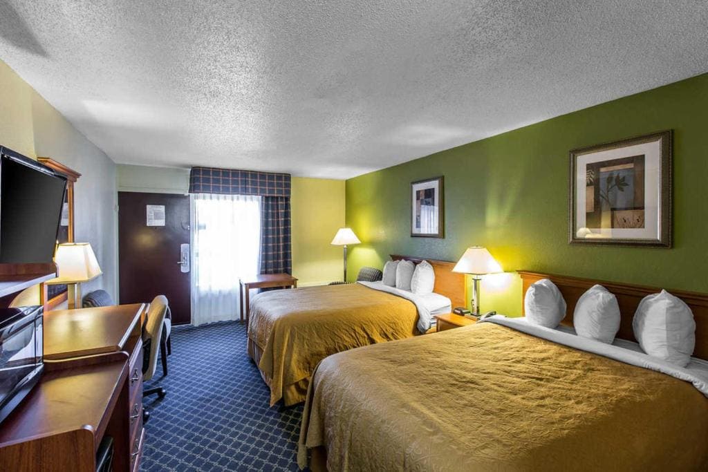 Double Room with Two Double Beds - Accessible/Smoking room - Image 3