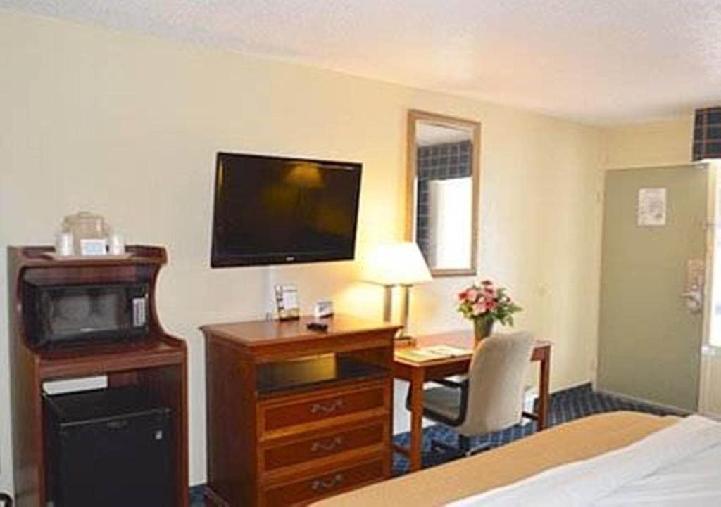 Double Room with Two Double Beds - Accessible/Smoking room - Image 1