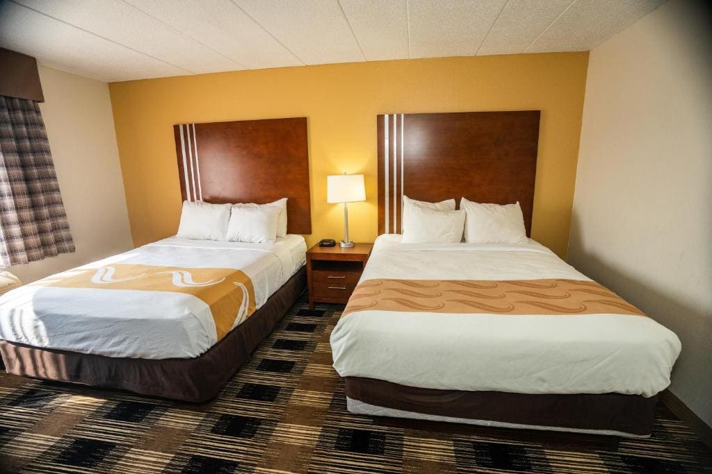 Queen Room with Two Queen Beds - Non-Smoking room - Image 1