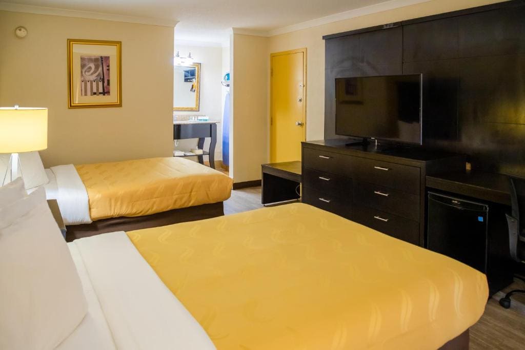 Standard Double Room with Two Double Beds - Non-Smoking room - Image 2
