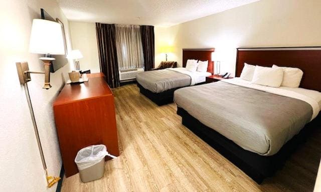 Queen Room with Two Queen Beds - Non-Smoking room - Image 1