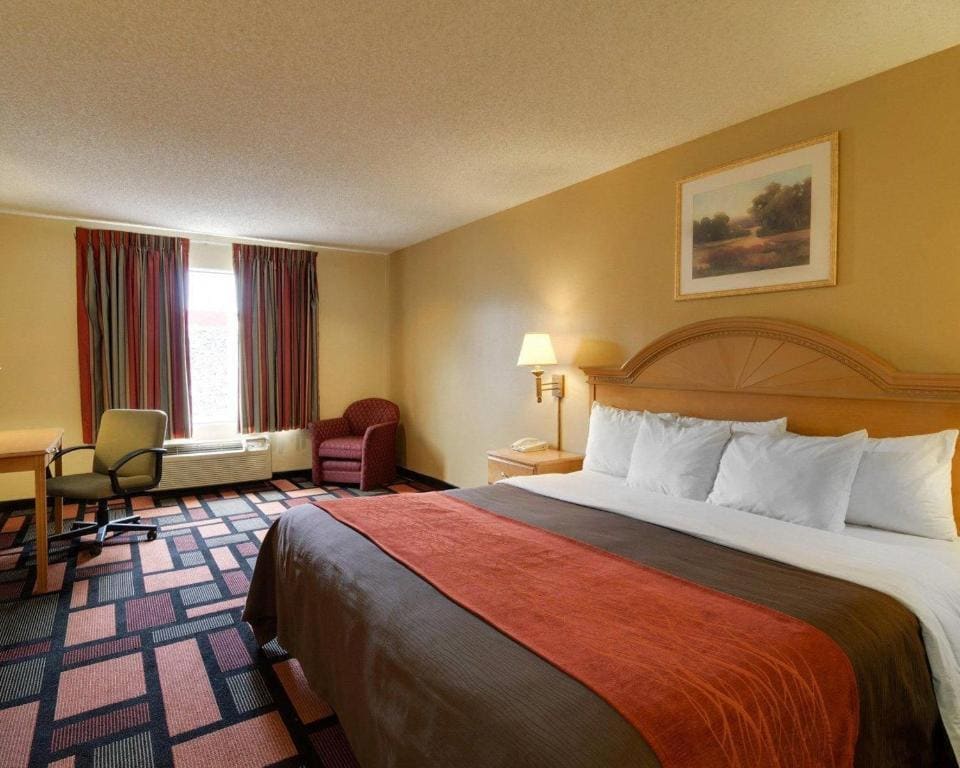 Queen Room with Two Queen Beds - Non-Smoking room - Image 2