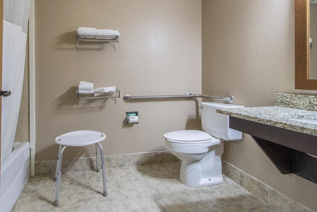 Queen Room - Accessible/Nonsmoking room - Image 2