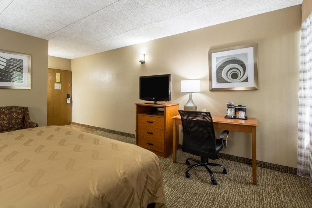 Queen Room - Accessible/Nonsmoking room - Image 1