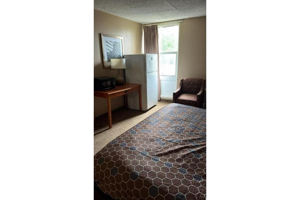 King Bed Non-Smoking room - Image 3