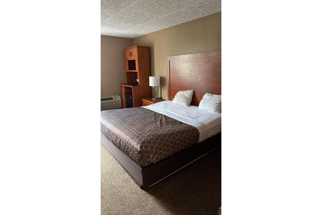 King Bed Non-Smoking room - Image 2
