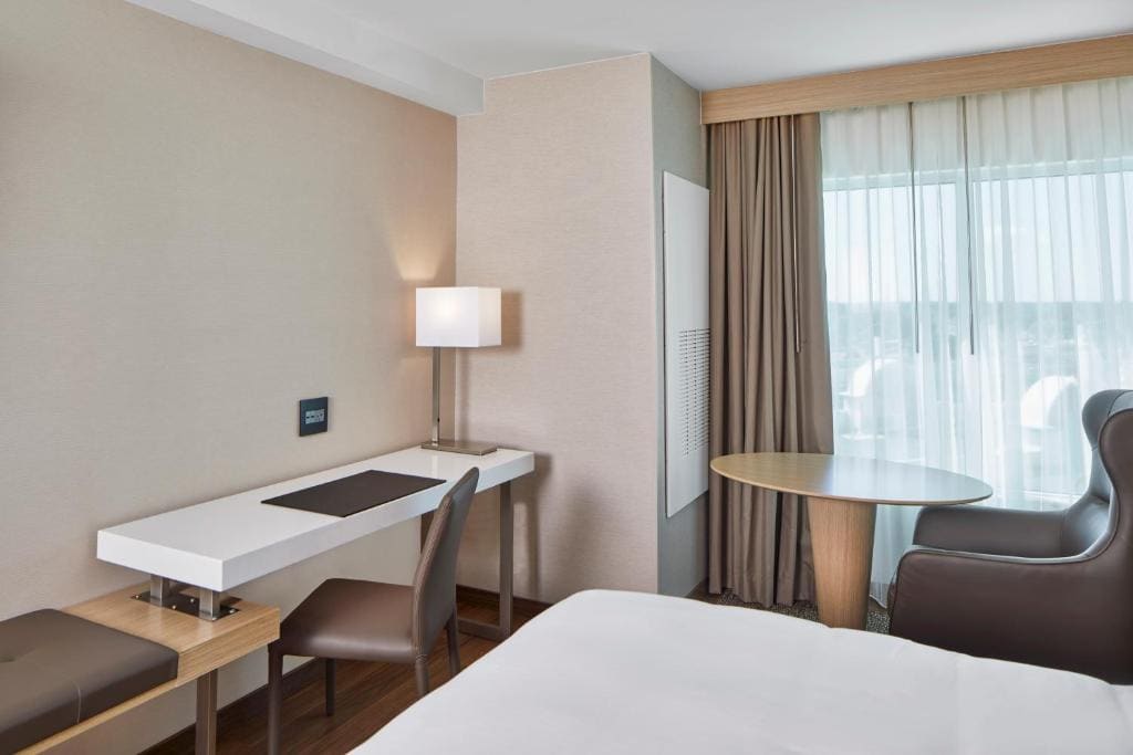 Queen Room with Two Queen Beds - Hearing Accessible room - Image 2