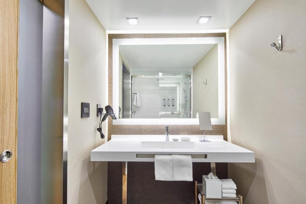 Queen Room with Two Queen Beds - Hearing Accessible room - Image 3