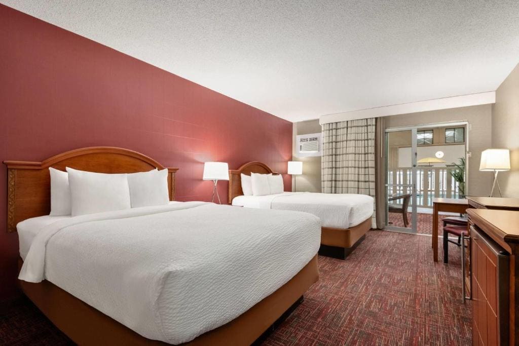 Poolside Queen Room with Two Queen Beds - Non-Smoking room - Image 2