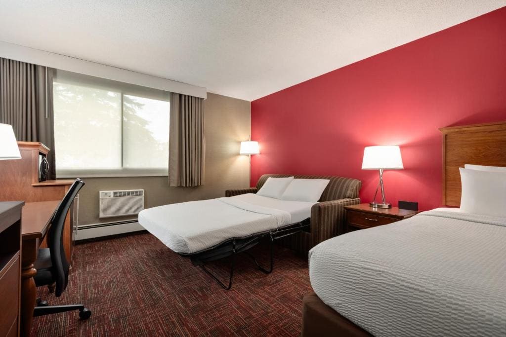 Queen Room with Sofa Bed and Roll-In Shower - Mobility Accessible/Non-Smoking room - Image 2