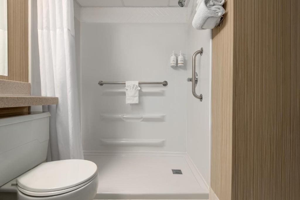 Queen Room with Two Queen Beds and Roll-in Shower - Mobility Accessible/Non-Smoking room - Image 2