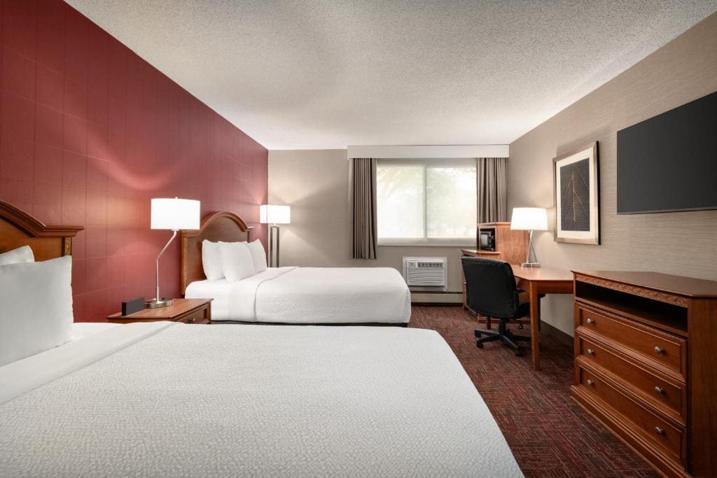 Queen Room with Two Queen Beds and Roll-in Shower - Mobility Accessible/Non-Smoking room - Image 3