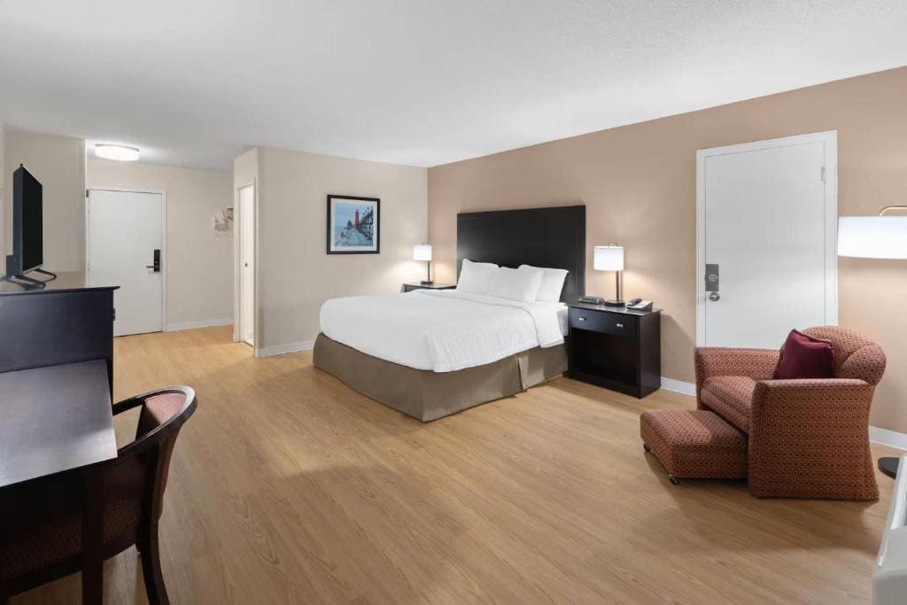 Quadruple Room with Two Queen Beds - Non Smoking room - Image 1